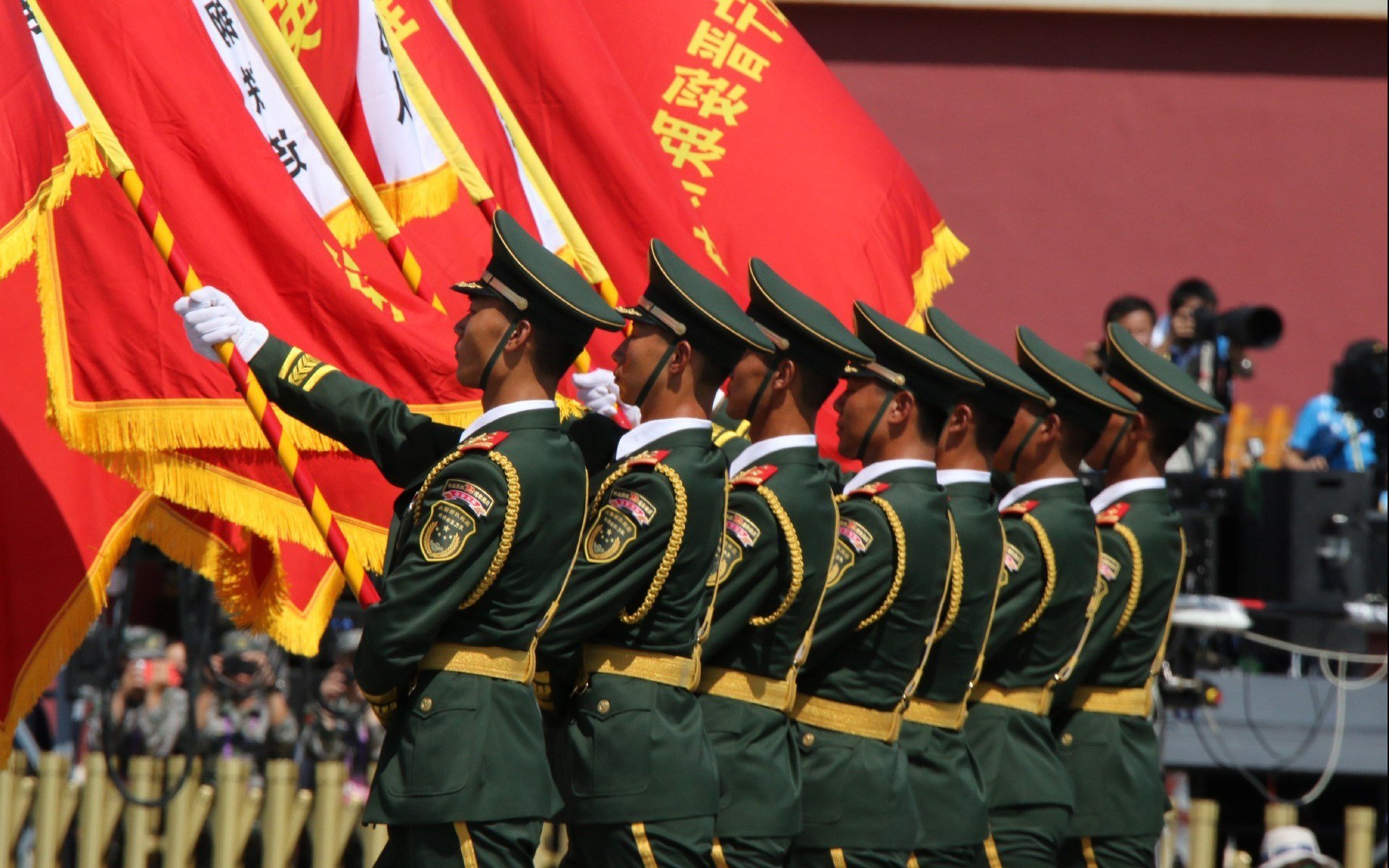 国际足球界倡导绿色环保，赛场和设备实现全面升级，足球国际赛的作用