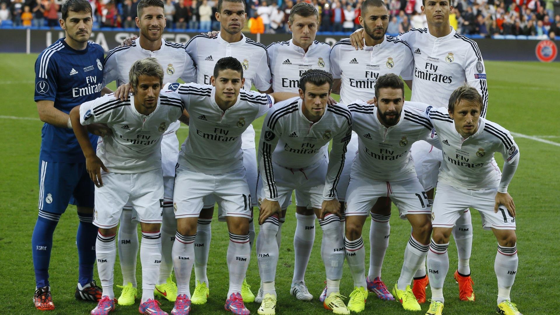 “未来之星：青少年足球运动员崭露头角”，未来之星足球队的教练和小队员正在研究