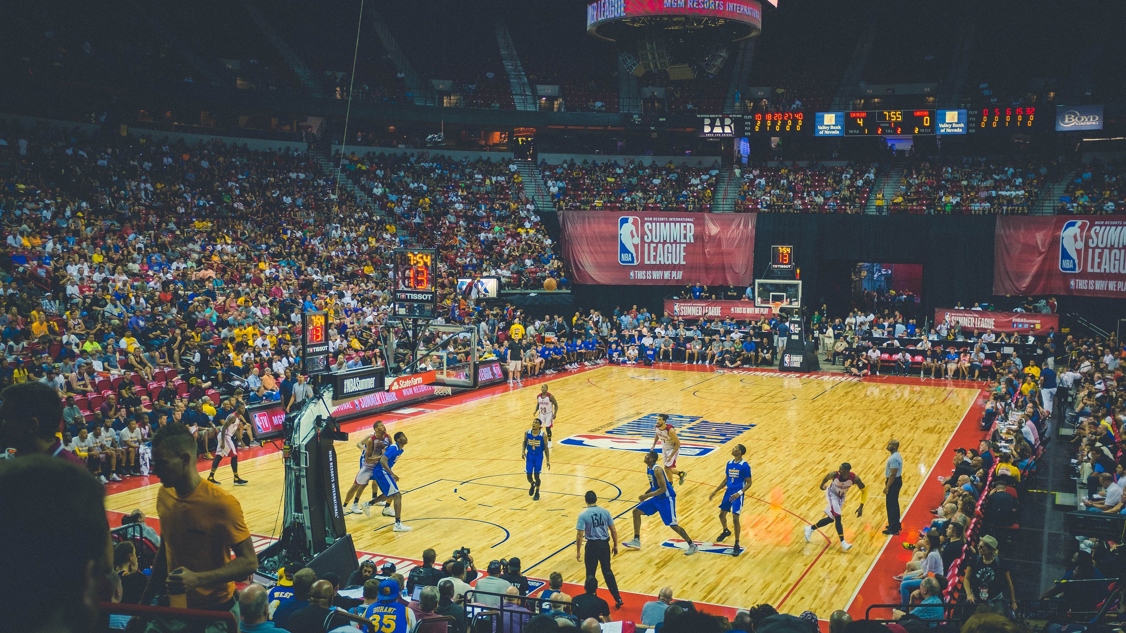 九游app官方下载-《观众互动新体验：虚拟现实中的沉浸式观赛》，沉浸式虚拟演播室